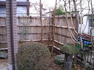 古くなった竹垣を新素材のフェンスで新設